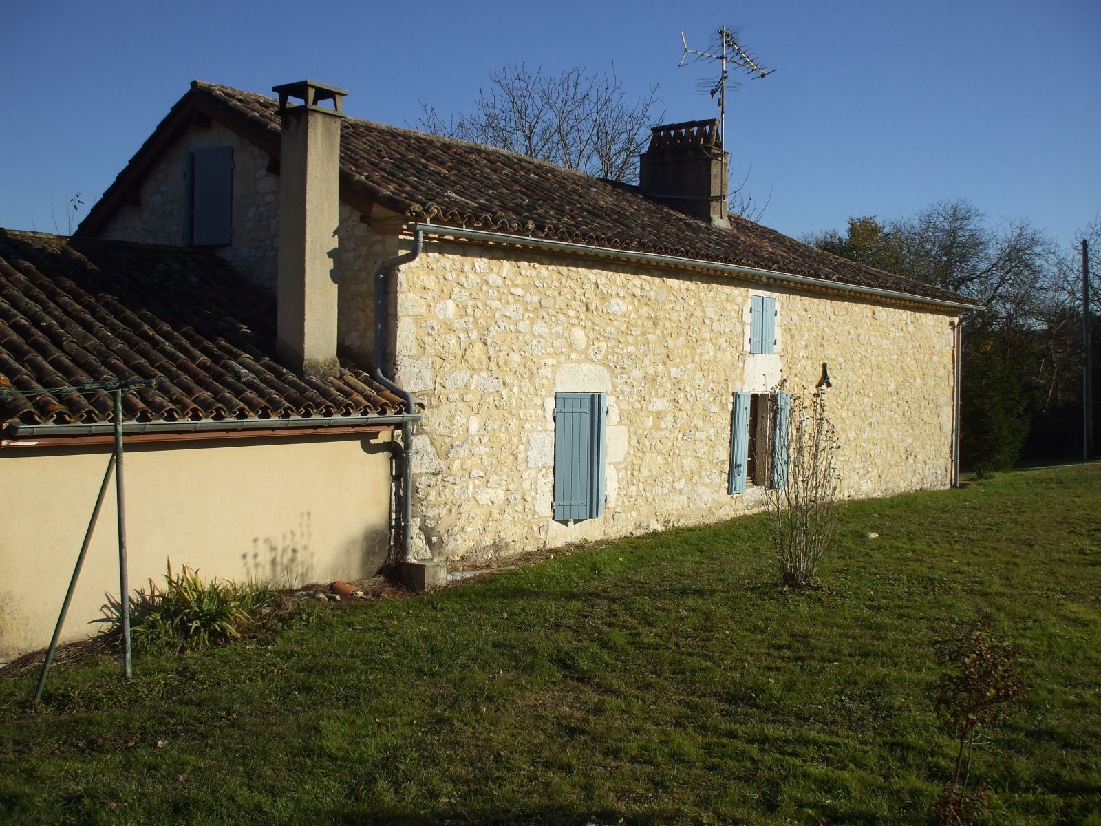 An attractive stone built detached property with central heating, recently restored and 20 minutes from Bergerac airport