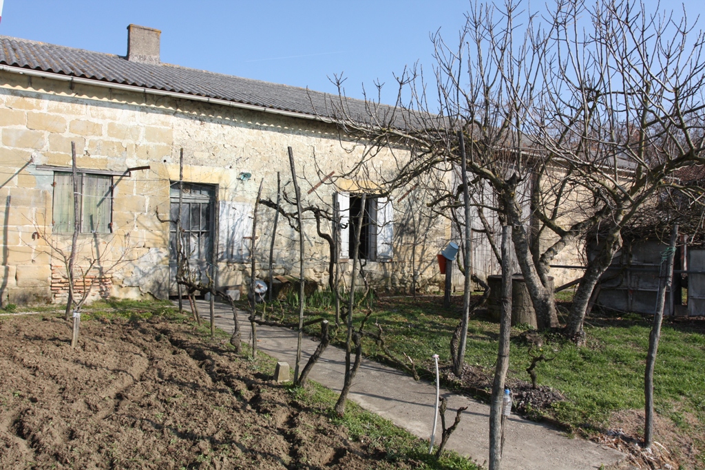 An old stone built farmhouse to restore, situated close to Eymet, Lauzun and Miramont.