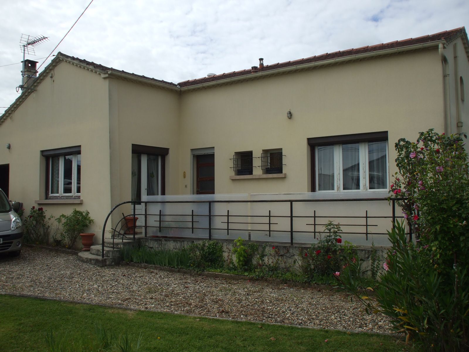 A charming 3 bedroomed property situated in a residental area on the outskirts of a bastide market town.