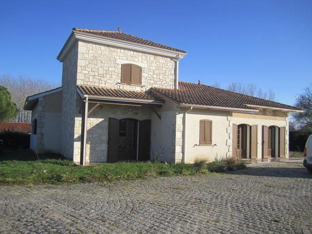 A beautiful recently built property built to a high standard and offering comfortable living on the edge of a popular bastide town.