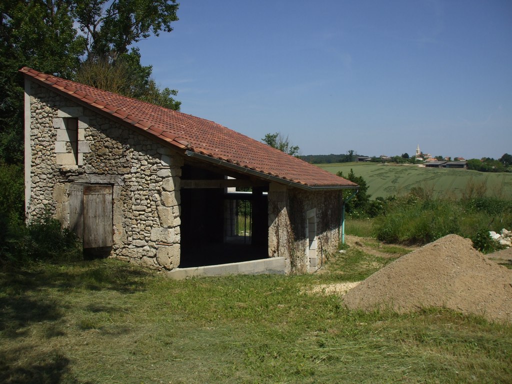 A stone built house in the process of being renovated, the property commands Lot et Garonne countryside panoramic views of the valley