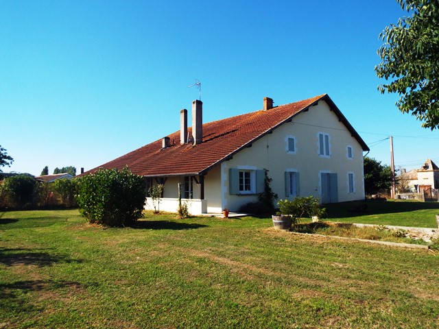 An interesting property offering large grounds in quiet Lot et Garonne countryside near to Eymet.