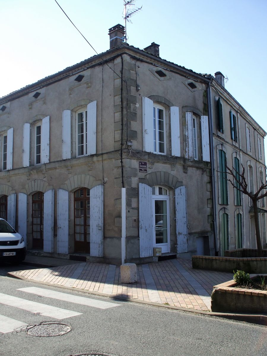 A stone build French village property for sale with all shops close by in the Lot et garonne region close to lauzun, Cancon and Tombeboeuf.