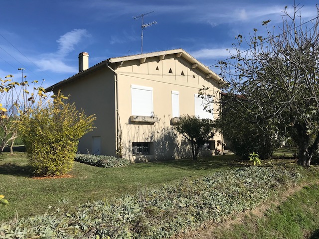 A traditional built house for sale with numerous outbuildings and a stone farmhouse to restore close to Miramont de Guyenne.