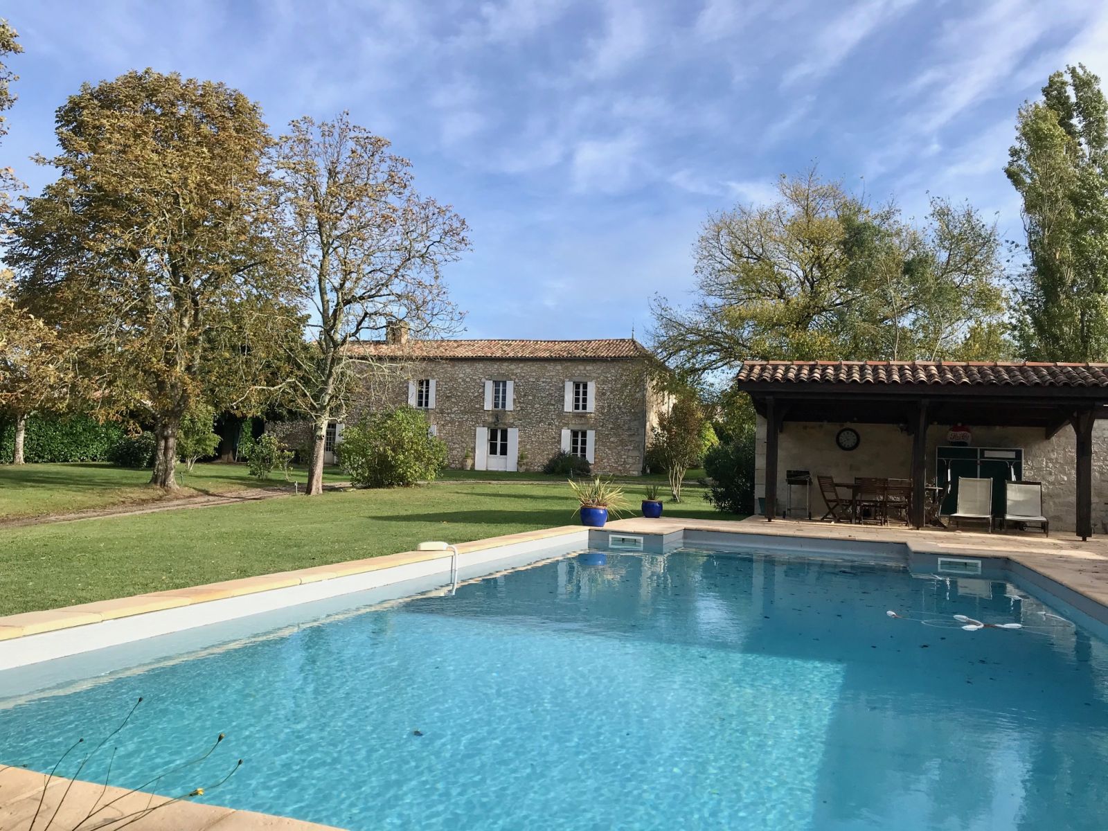 An imposing Maison de Maitre offering generous living close to the riverside village of Pessac sur Dordogne.