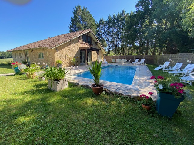 A converted stone barn and seperate gite for sale close to Lauzun village.