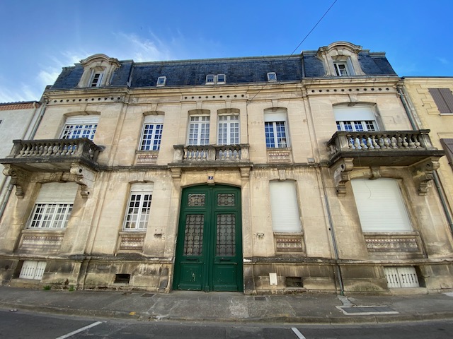 A Bergerac town house for sale oozing character and all amenities in hand.