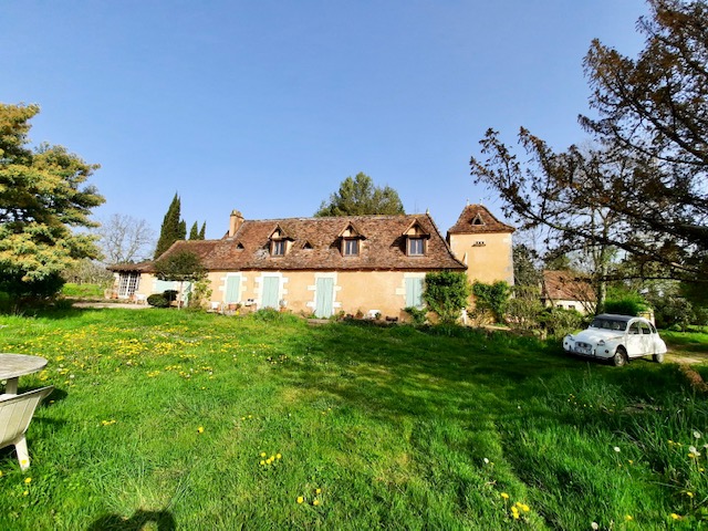 An interesting property offering large grounds close to the centre of Bergerac.