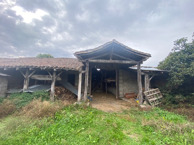 An interesting barn in need of complete renovation for sale close to Castillonnes.