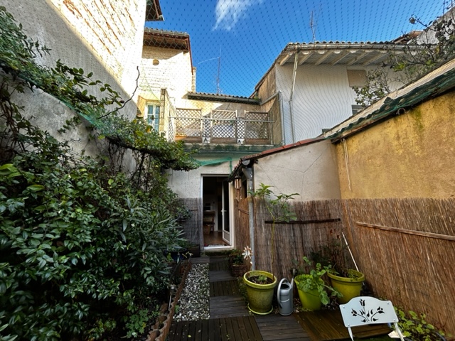 An interesting property offering a shop front, an apartment and a separate stone building to convert in a bustling market town.