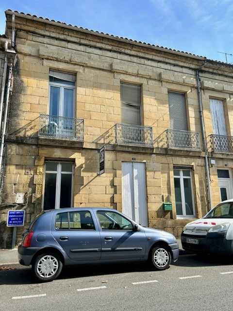 An interesting village house with spacious living and a stone throw away from the Dordogne river.