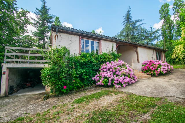 An interesting property offering large grounds in quiet Lot et Garonne countryside