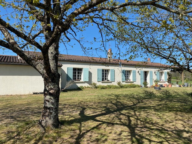 An interesting property offering stunning views across the Dordogne valley.