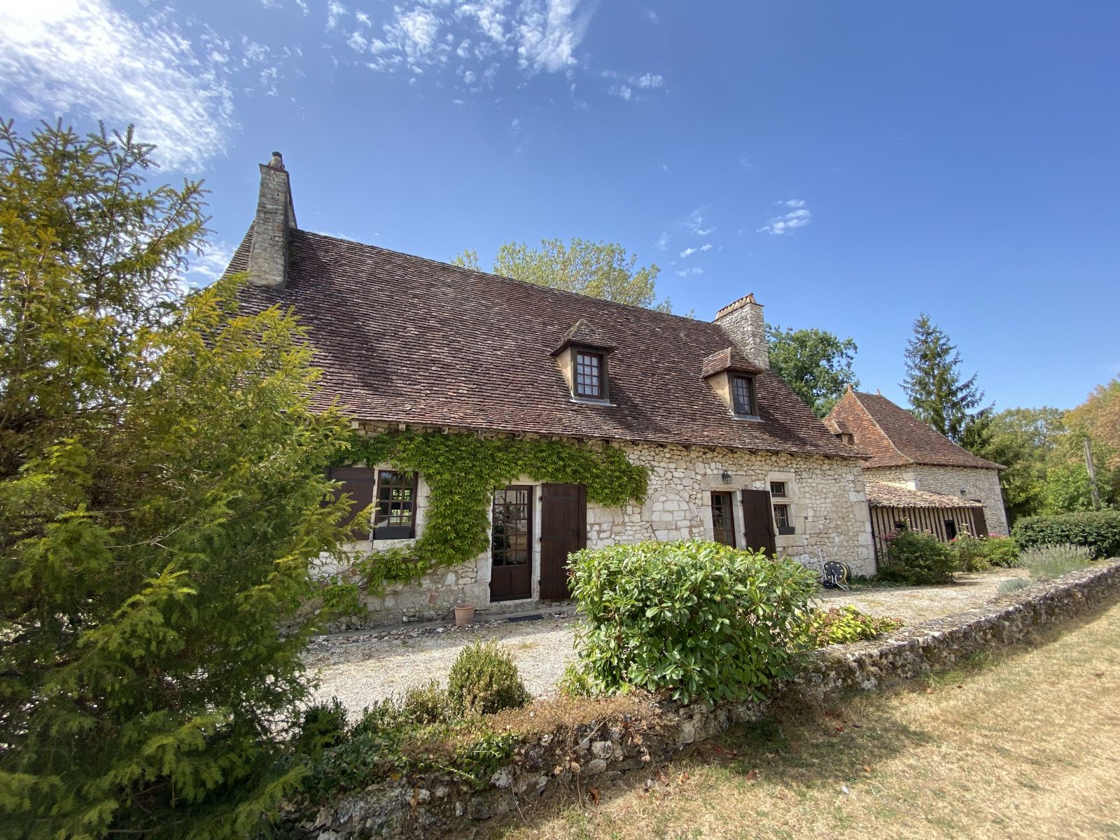 An interesting property offering large grounds close to Bergerac and Issegeac.