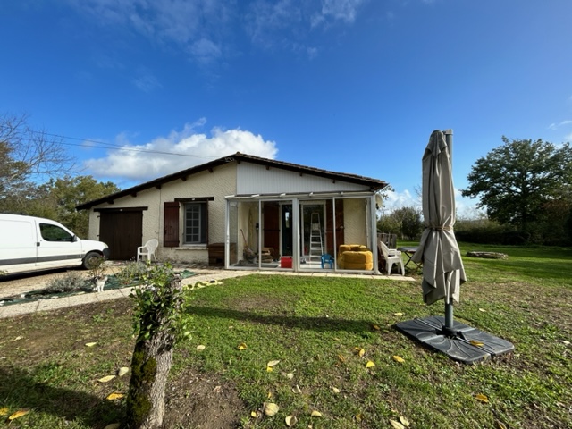 A compact and affordable single storey countryside property close to Lauzun village.