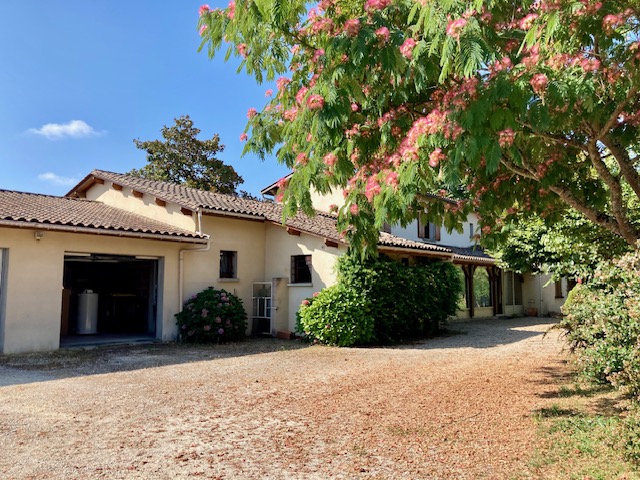 An interesting property offering large grounds on the edge of a bustling market town yet in a quiet location overlooking the Dordogne river.