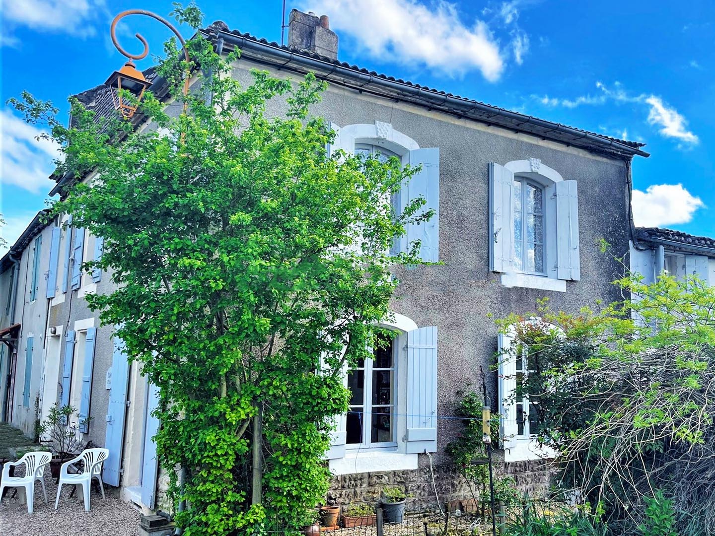 A desirable village location for this pretty property close to Eymet bastide market town.