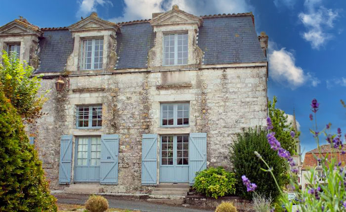 An interesting property offering a 2 bedroomed apartment within a 17th Century Chateau.