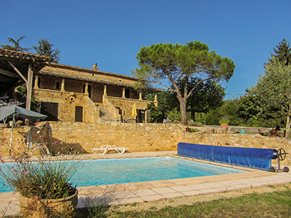 An interesting Chateau dating back to 1751 offering part of the Chateau renovated and the other half of it still to be carried out close to Marmande and TGV links.