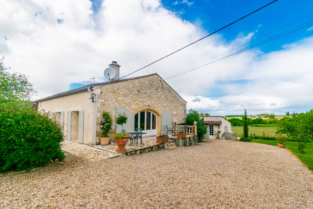 An interesting property offering 3 bedrooms within a bastide market town.