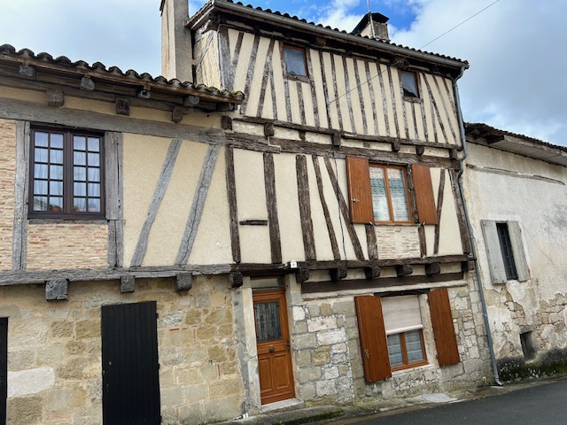 An interesting property in the countryside with views close to Castillonnes bastide market town.