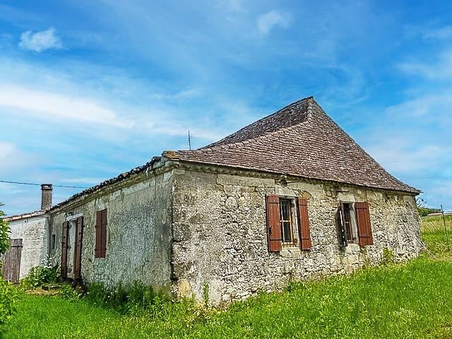 An interesting stone property for sale with the opportunity to make a gite close to Lauzun.