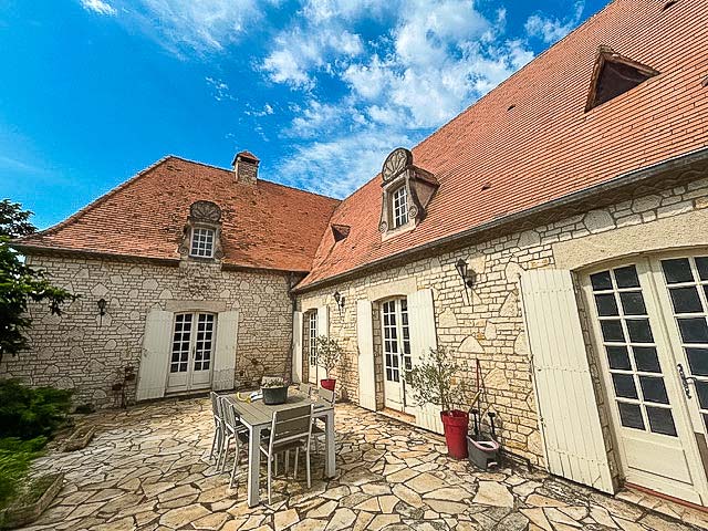 An interesting maison de maitre property for sale offering spacious living in Gironde countryside close to a choice of market bastide towns.