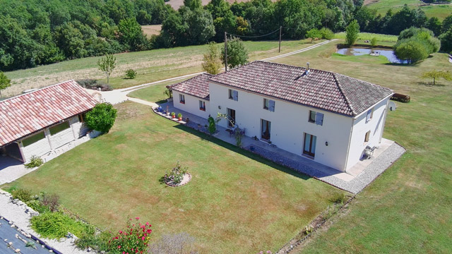 An interesting property offering large grounds on the edge of a bustling market town yet in a quiet location overlooking the Dordogne river.