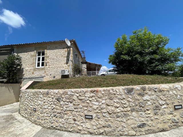 An interesting property offering large grounds close to Bergerac and Issegeac.