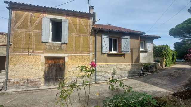 A characterful 2 bedroomed stone property with garage close to several bastide villages